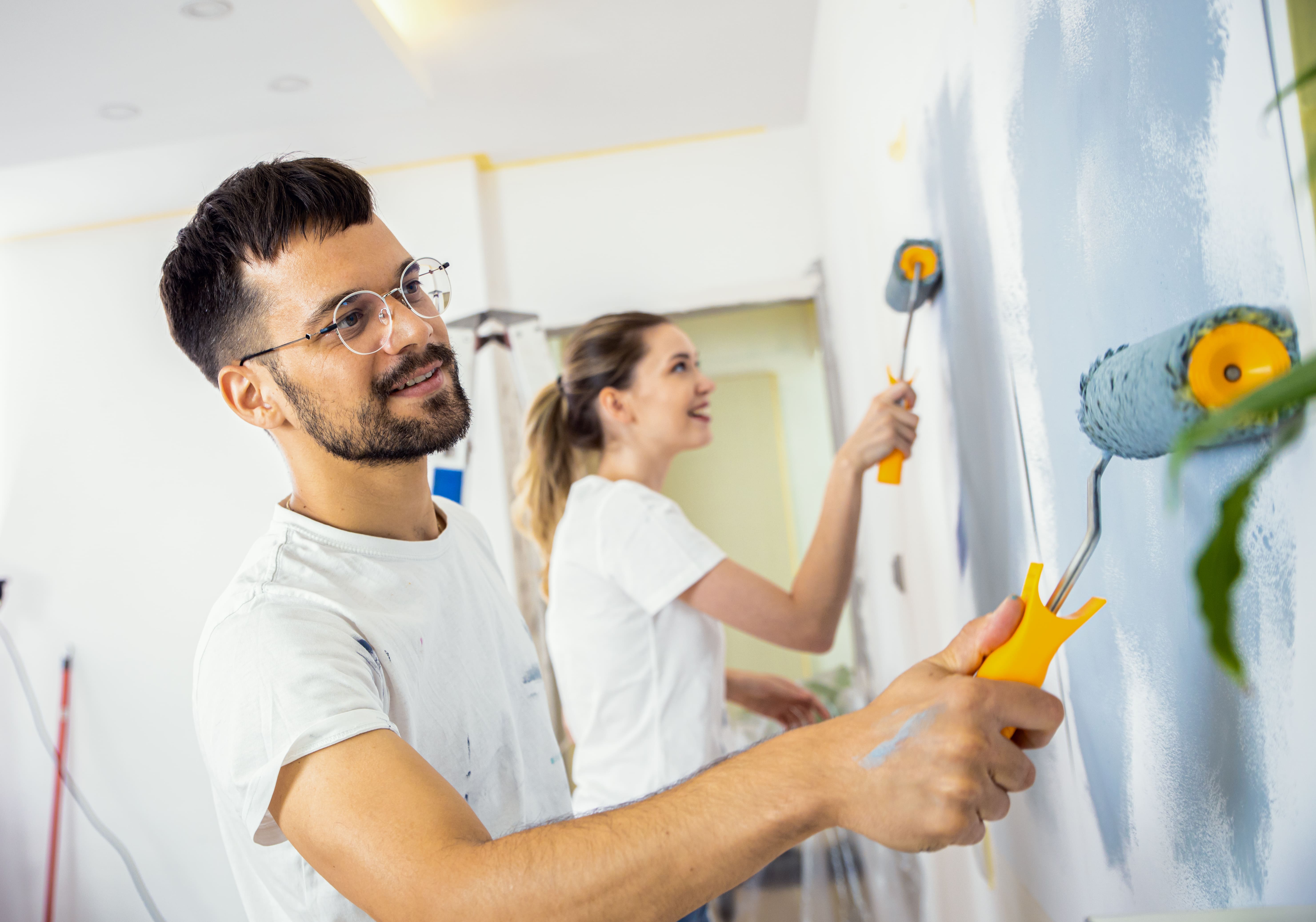 Profesionales alisando gotelé en Albacete, usando herramientas especializadas sobre una pared antes de pintar.