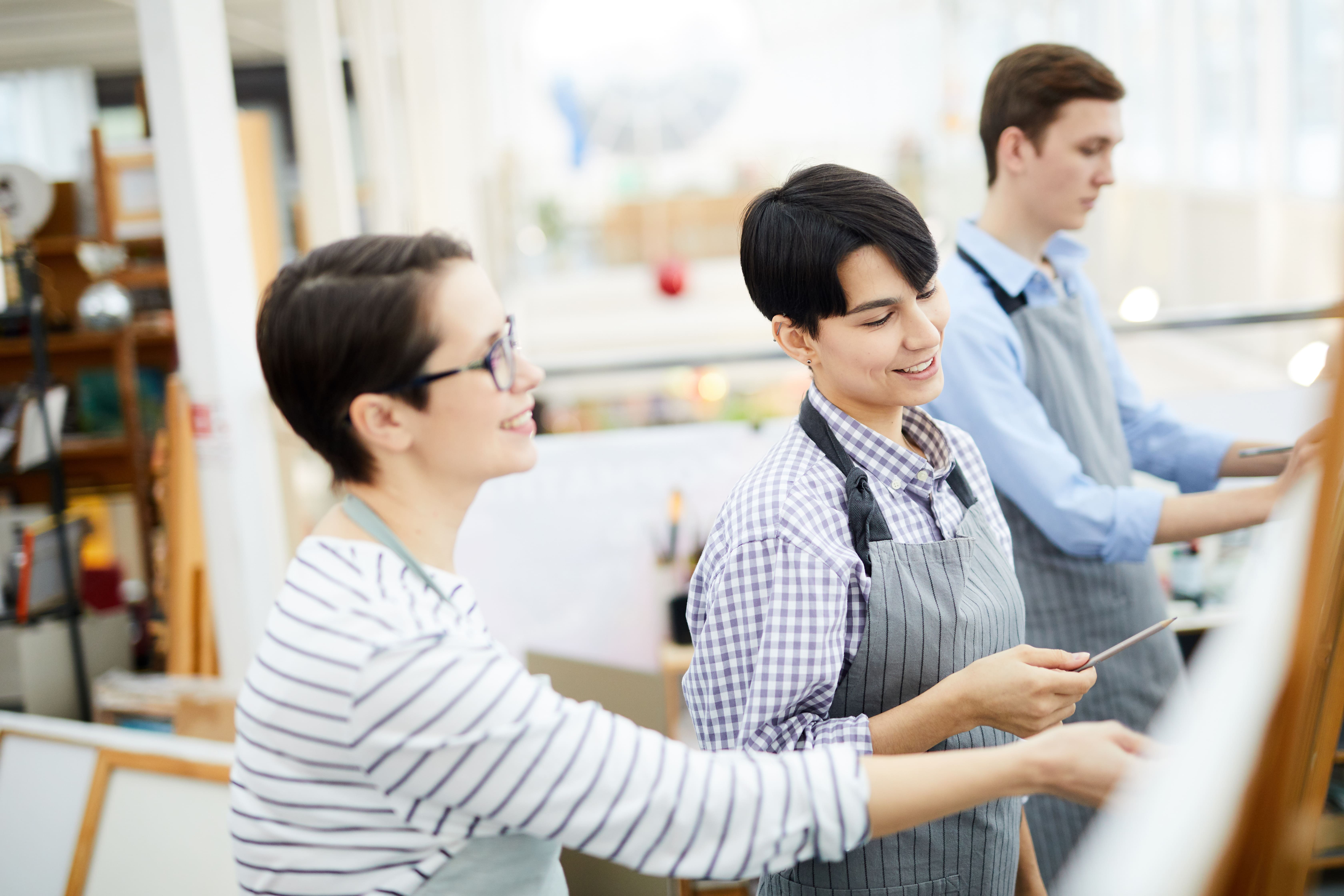 Equipo de pintores en Albacete y Valdepeñas trabajando en interiores y exteriores, mostrando variedad de servicios de pintura y yeso.